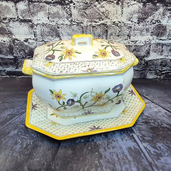Vintage Hand Painted Ceramic Tureen with underplate by Lis Ceramica - Picture 2 of 11